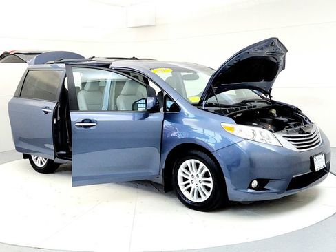 Used 2017 Toyota Sienna XLE FWD image 12