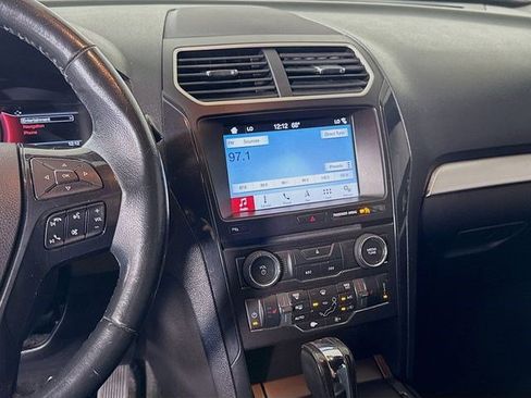 Used 2017 Ford Explorer XLT w/ Equipment Group 202A FWD image 22