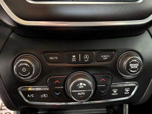 Used 2021 Jeep Cherokee Trailhawk AWD/4WD image 30