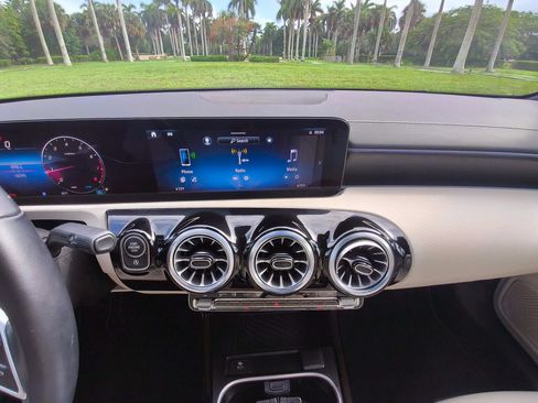 Used 2025 Mercedes-Benz CLA 250 4MATIC image 11