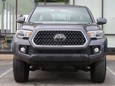 Used 2018 Toyota Tacoma TRD Off-Road AWD/4WD image 2