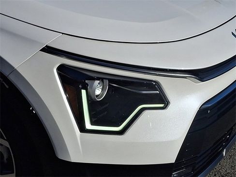 Certified 2023 Kia Niro EX Touring image 9
