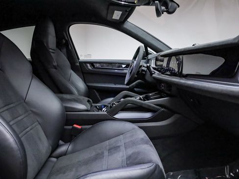 Used 2024 Porsche Cayenne Turbo GT image 20