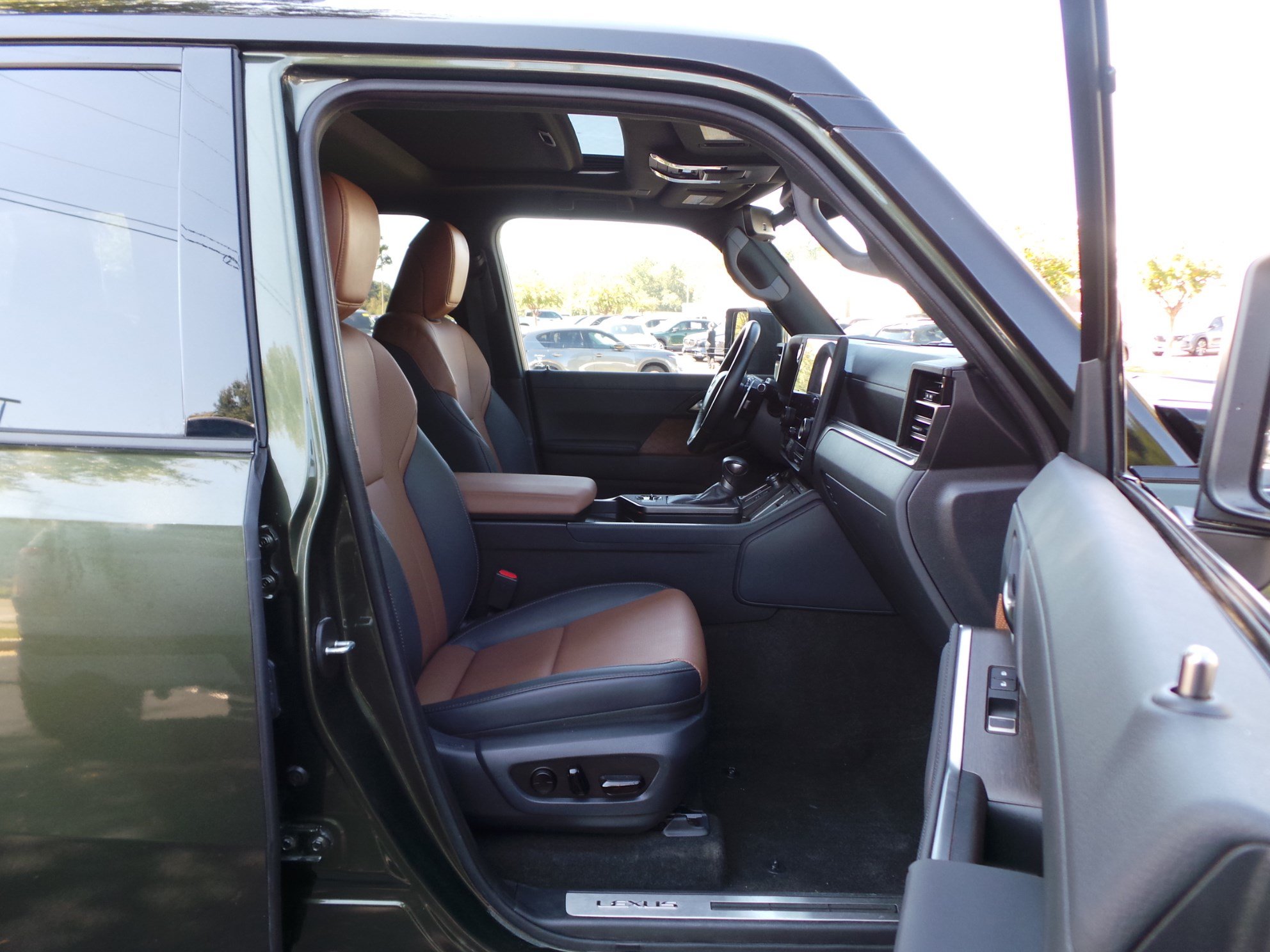 Used 2025 Lexus GX 550 w/ Accessory Package (2T) AWD/4WD image 46