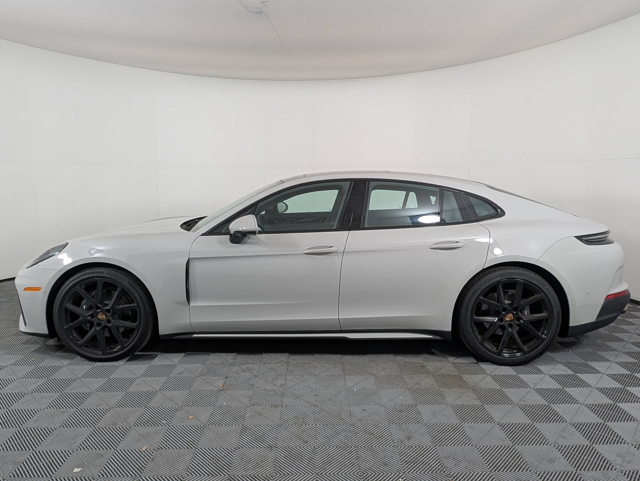 Certified 2025 Porsche Panamera 4 AWD/4WD image 2