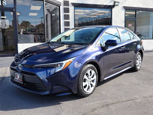 Used 2025 Toyota Corolla LE FWD image 2