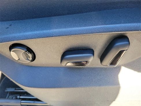 Certified 2024 Volkswagen Atlas Cross Sport SE w/ Panoramic Sunroof Package image 20