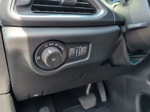 Used 2025 Chrysler Pacifica Limited FWD image 21