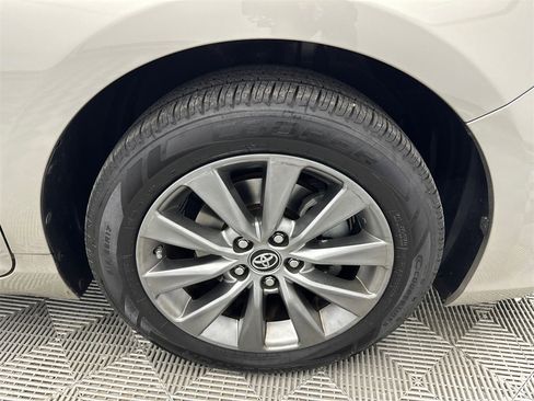 Used 2017 Toyota Camry XLE image 13