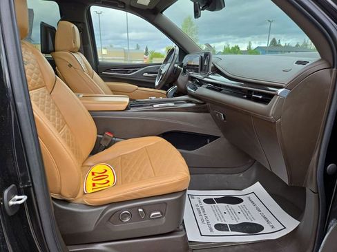 Used 2021 Cadillac Escalade Premium Luxury AWD/4WD image 39