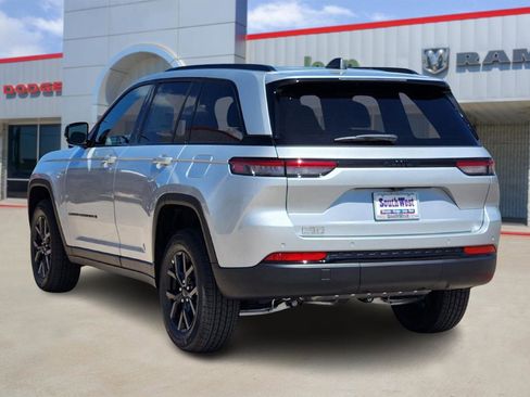 New 2025 Jeep Grand Cherokee Altitude image 5