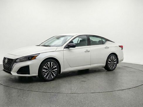 Used 2025 Nissan Altima 2.5 SV image 3