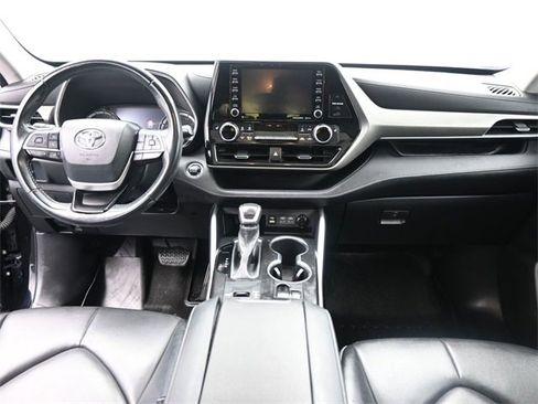 Used 2022 Toyota Highlander XLE image 27