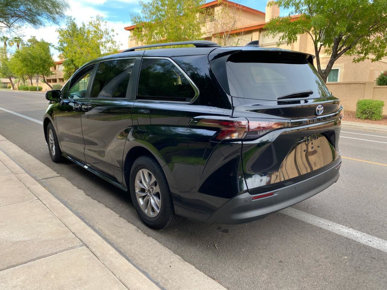 Used 2024 Toyota Sienna XLE FWD image 13