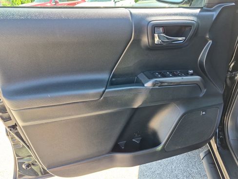 Used 2016 Toyota Tacoma TRD Sport AWD/4WD image 12