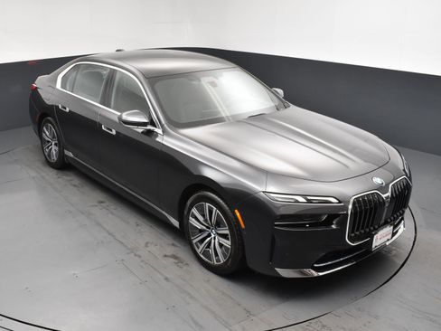 Used 2024 BMW i7 eDrive50 RWD image 17