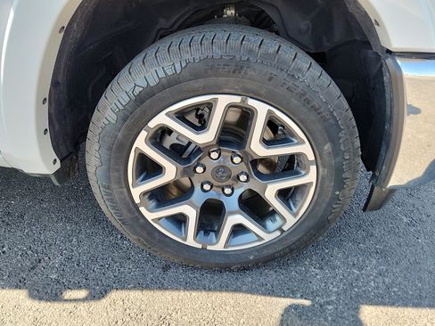 Used 2025 RAM 1500 Laramie AWD/4WD image 7