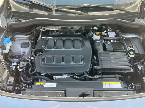 Used 2025 Volkswagen Tiguan SE AWD/4WD image 19