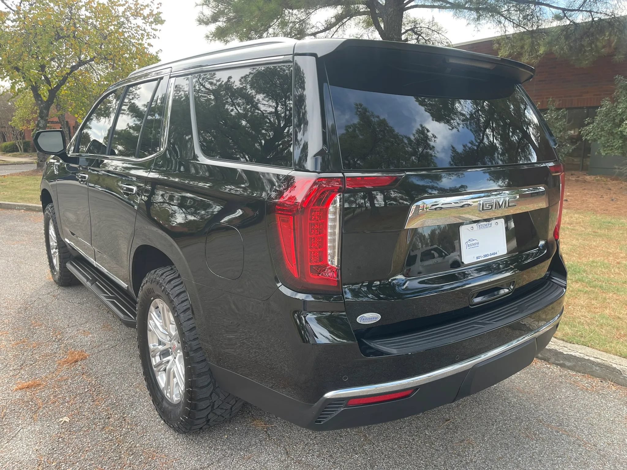 Used 2021 GMC Yukon SLT RWD image 3