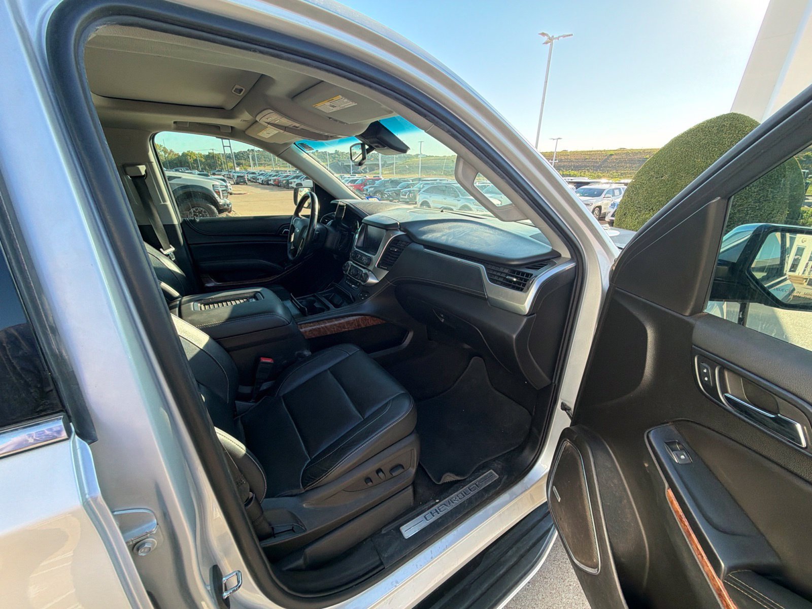 Used 2018 Chevrolet Suburban Premier AWD/4WD image 25
