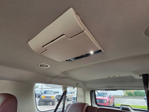 Used 2020 Chevrolet Suburban Premier AWD/4WD image 35