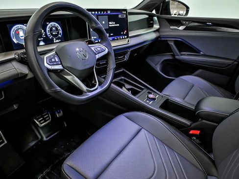 Certified 2025 Volkswagen Tiguan SE R-Line AWD/4WD image 11