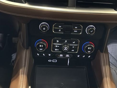 Used 2022 Chevrolet Suburban High Country image 31