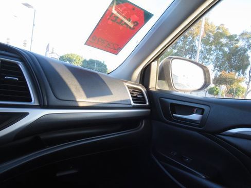 Used 2019 Toyota Highlander SE image 32