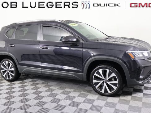 Used 2022 Volkswagen Taos SE FWD image 2