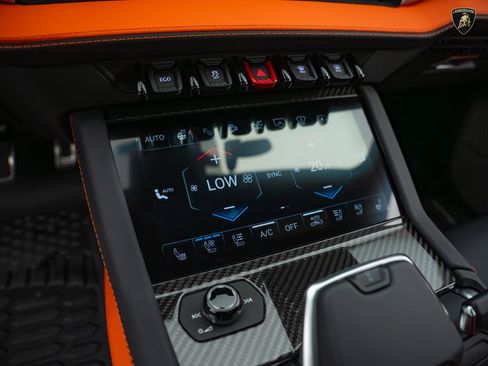 Used 2025 Lamborghini Urus SE image 29