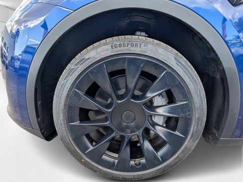 Used 2024 Tesla Model Y 2WD image 9