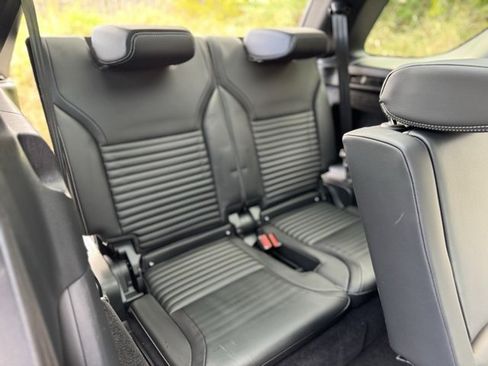 Used 2025 Land Rover Discovery S image 10