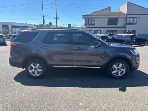 Used 2017 Ford Explorer XLT w/ Equipment Group 202A AWD/4WD image 6