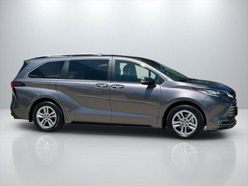 Certified 2023 Toyota Sienna Limited AWD/4WD image 4
