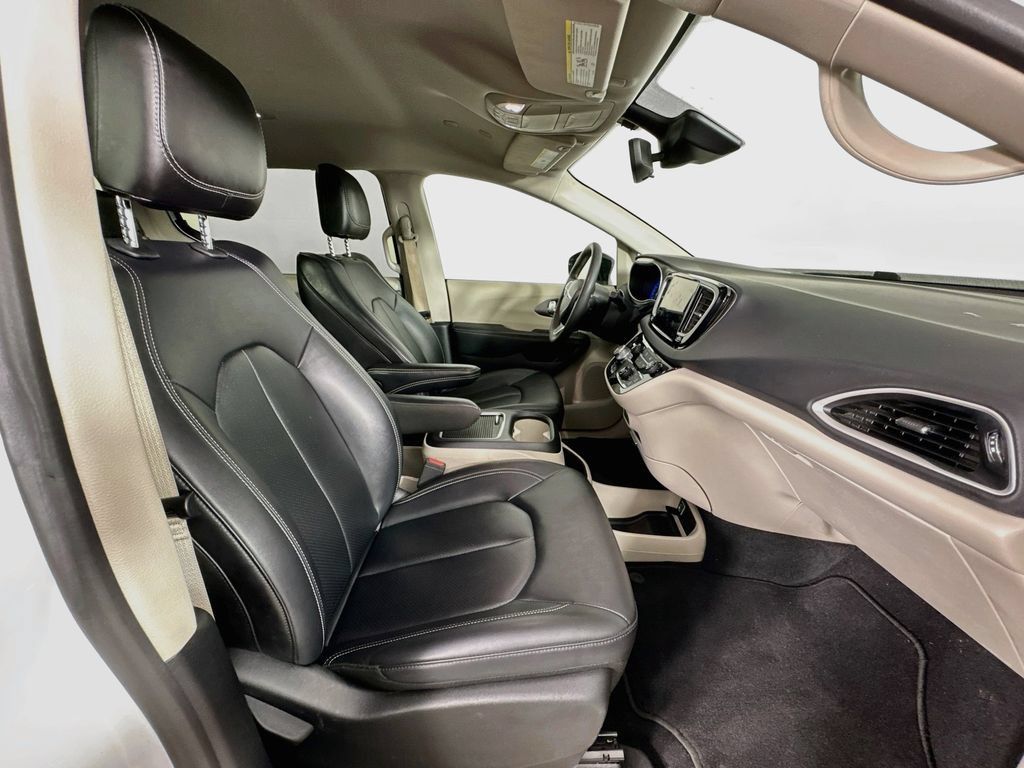 Used 2024 Chrysler Pacifica Touring-L FWD image 28