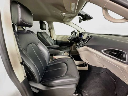 Used 2024 Chrysler Pacifica Touring-L FWD image 28