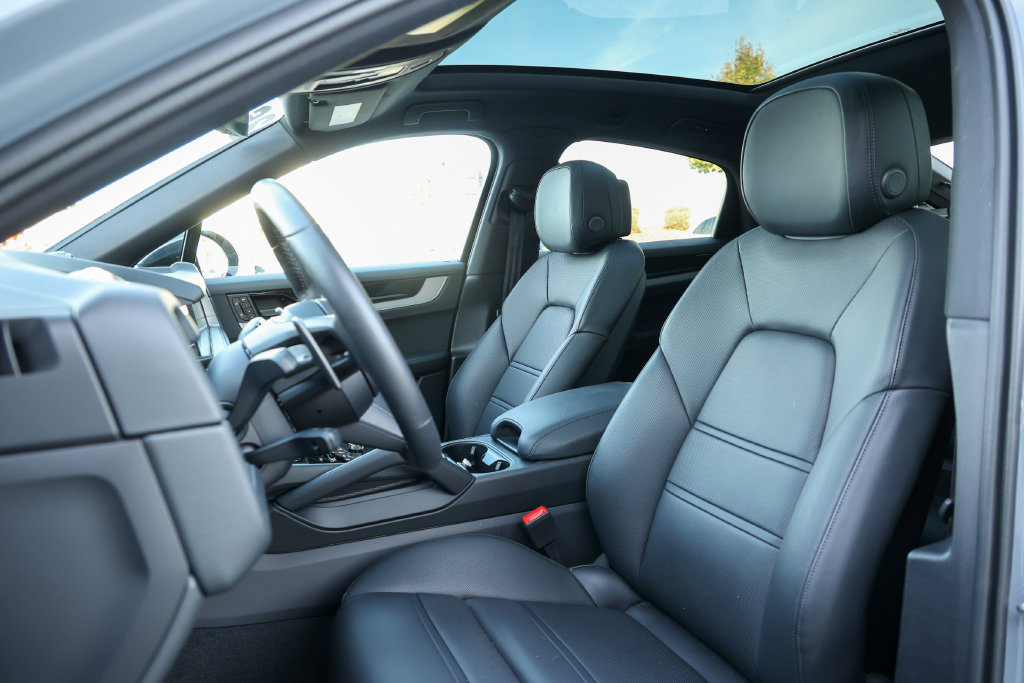 Certified 2026 Porsche Cayenne Coupe AWD/4WD image 5
