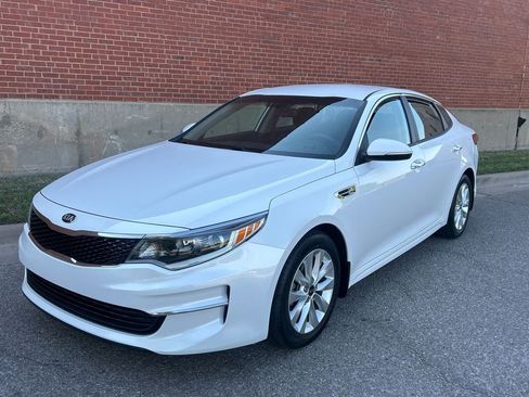 Used 2018 Kia Optima LX w/ 17" Alloy Wheels Package FWD image 1