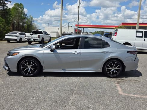 Used 2022 Toyota Camry SE w/ Cold Weather Package image 2