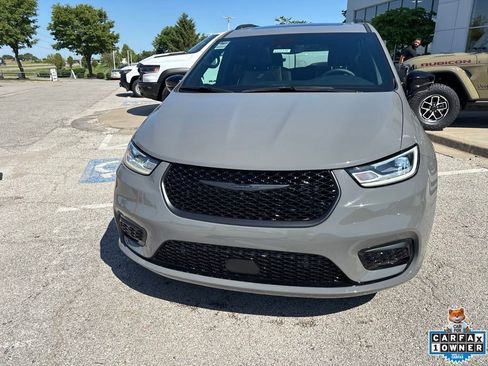 Used 2025 Chrysler Pacifica Limited AWD/4WD image 10