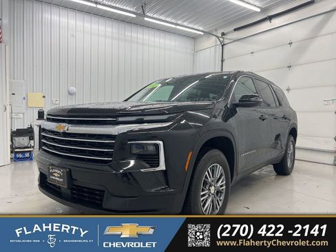 Used 2025 Chevrolet Traverse LT image 6