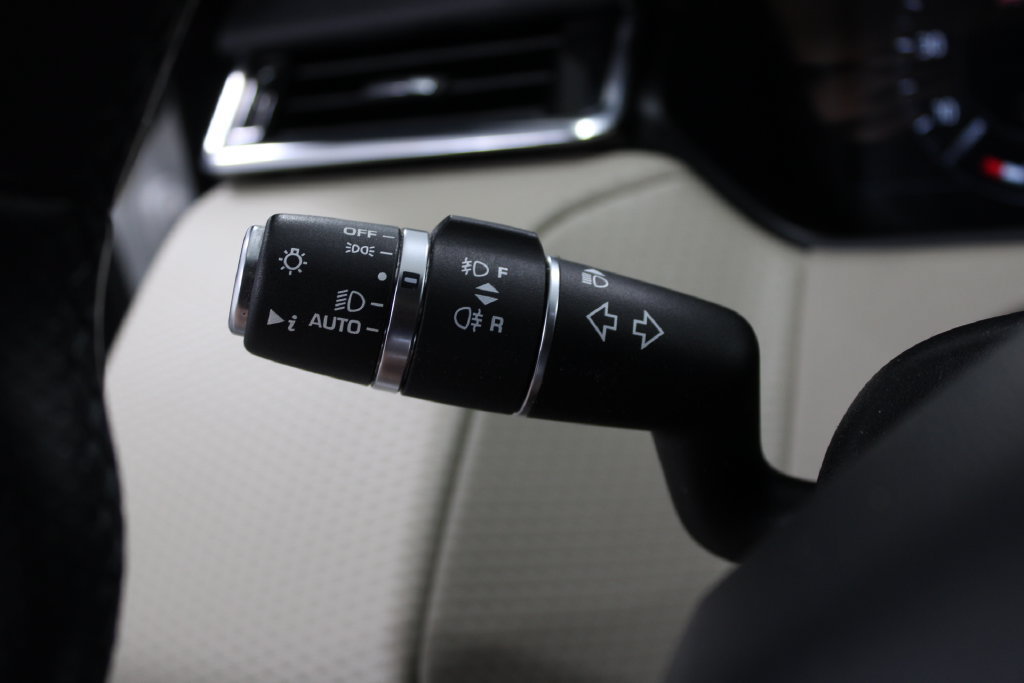 Used 2019 Land Rover Range Rover Velar R-Dynamic SE AWD/4WD image 23