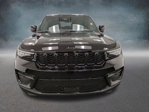 Used 2025 Jeep Grand Cherokee Altitude image 2