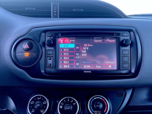 Used 2015 Toyota Yaris L image 18