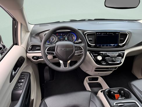 Used 2024 Chrysler Pacifica Touring-L FWD image 6