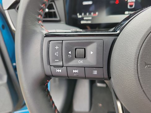 Used 2025 Nissan Kicks SR w/ Illumination Package image 13