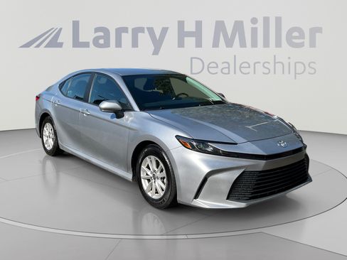 Used 2025 Toyota Camry LE FWD image 7