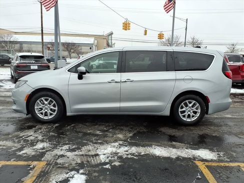 Used 2023 Chrysler Voyager LX image 4