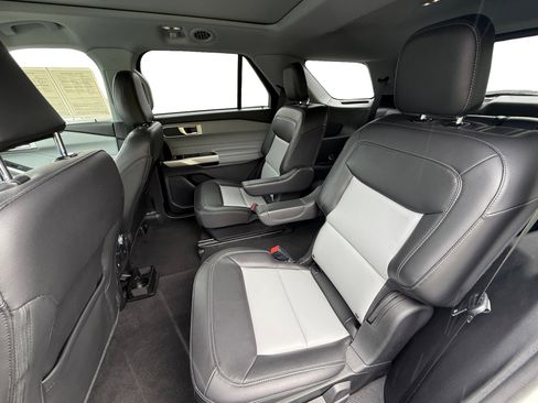 Used 2022 Ford Explorer XLT w/ Equipment Group 202A image 16