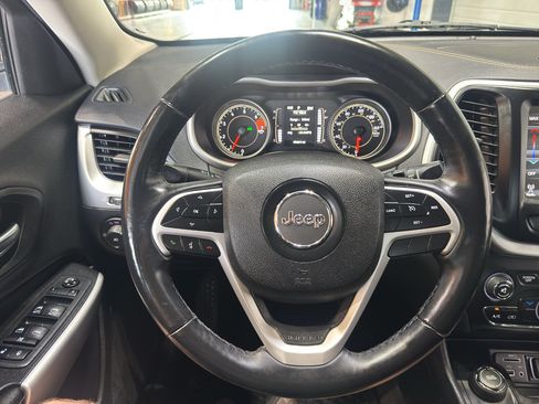 Used 2018 Jeep Cherokee Latitude Plus w/ Cold Weather Group AWD/4WD image 21